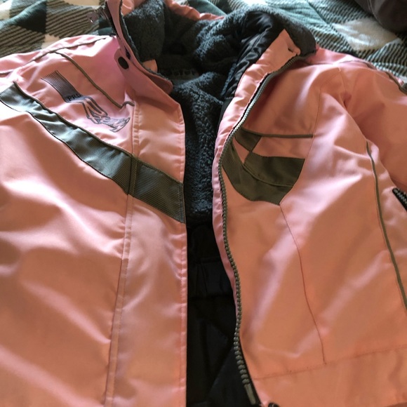 Ladies pink lined winter coat. - Picture 6 of 14
